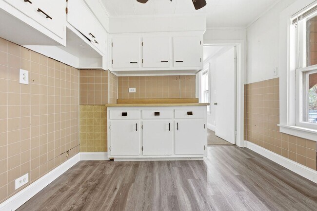 Building Photo - 689 Midland Ave