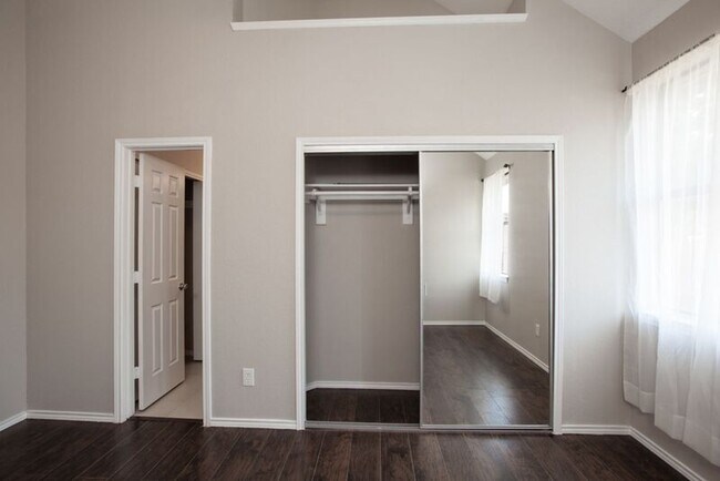 Building Photo - 653 Spring Valley Rd