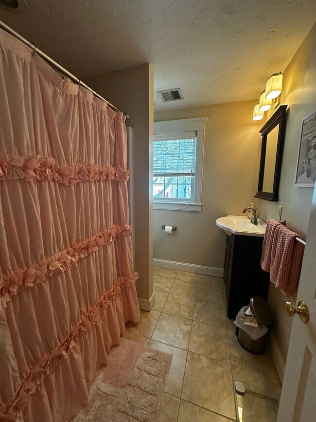 Building Photo - Spacious 3 Bed 2.5 Bath Single-Family Home...