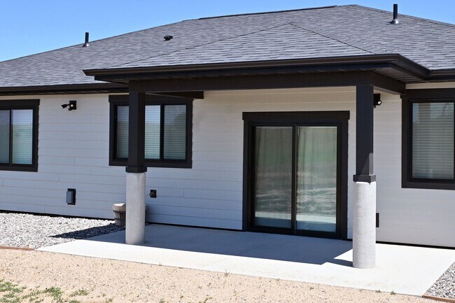 Building Photo - 1495 Oxbow Dr