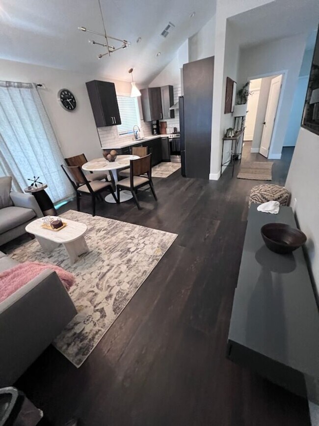 Building Photo - 2bd, 2ba Reno Bungalow in the Riverwalk Di...