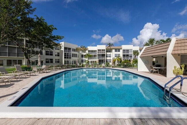 Building Photo - 6850 Royal Palm Blvd