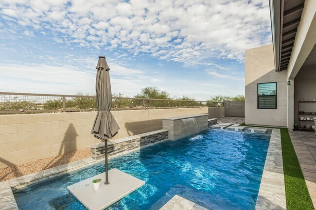 Building Photo - Luxury at Vistal