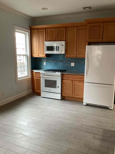 Building Photo - 58 Chestnut St