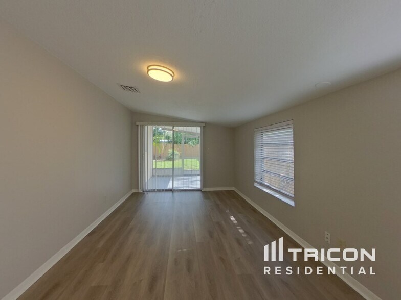 Building Photo - 2869 Webley Dr NE