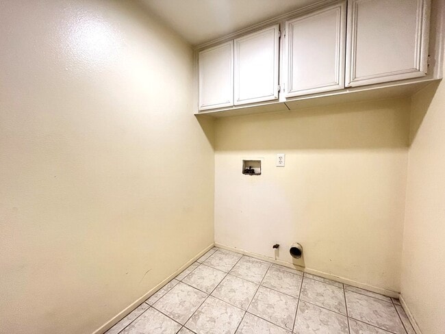 Building Photo - 4 bed, 2.5 bath located in Corona, CA!