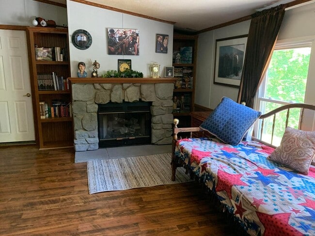 Building Photo - Welcome to this  4-bedroom, 2-bathroom home located in the picturesque Sevierville, TN.