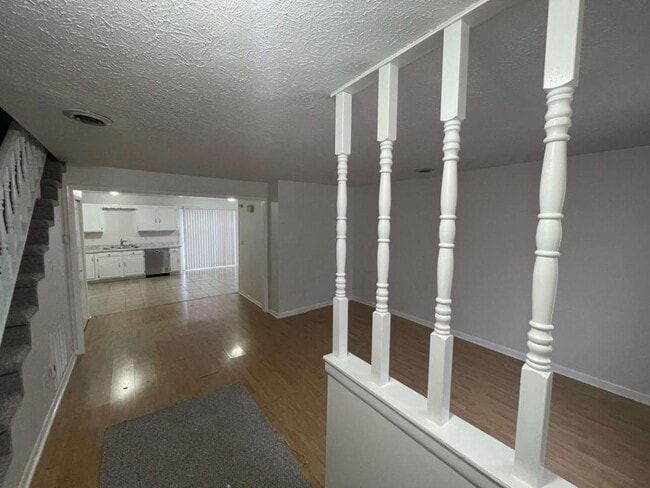 Building Photo - 121 Scenic Pk Pl