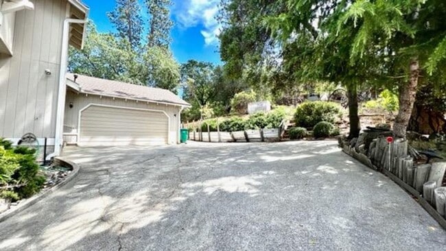 Building Photo - Lake Wildwood 3 Bedroom!