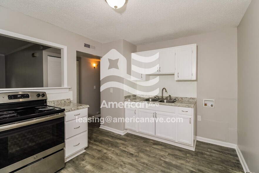 Building Photo - 1136 Charlotte St