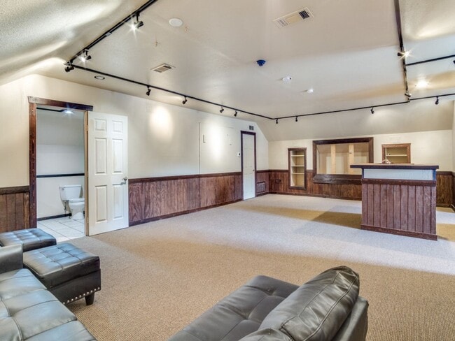 Building Photo - Incredible 4-bedroom, 3-bath Home with sparkling Pool on a gorgeous lot in highly sought-after Al...