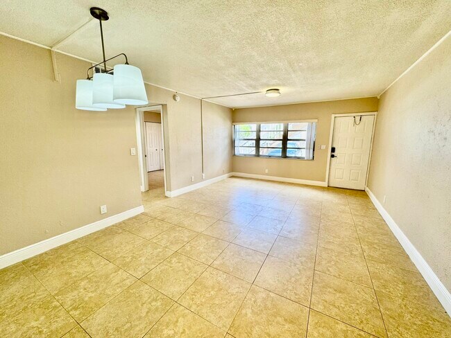 Building Photo - 10008 Twin Lakes Dr