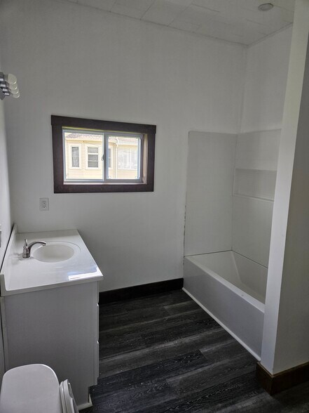 Master bath - 318 Lake Shore Dr E