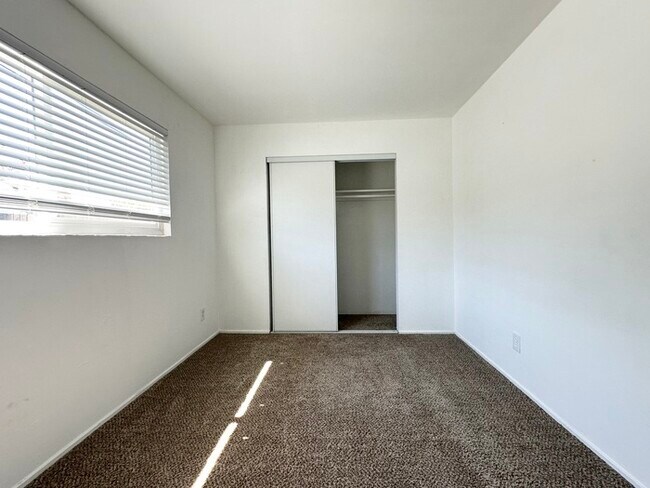 Building Photo - Beautiful three bedroom two bath home in Roseville!!