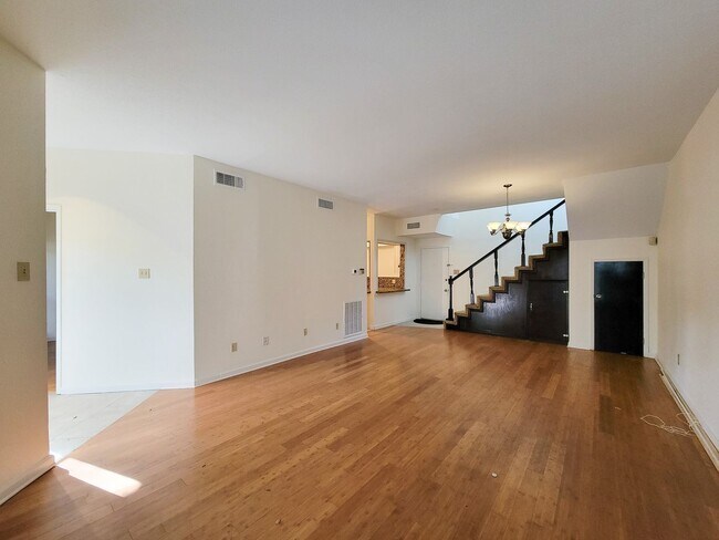Building Photo - BEAUTIFUL UPDATED 2 BEDROOM 2 BATH CONDO. ...