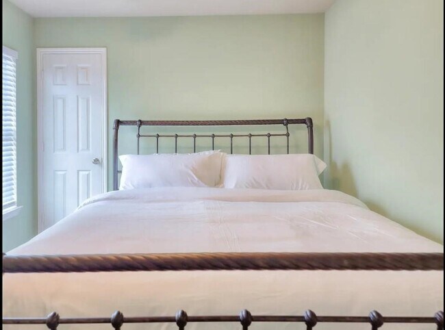 Building Photo - 2706 Lakecrest Way Dr