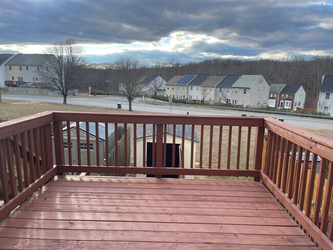 Building Photo - UPDATED TOWNHOUSE IN FREDERICKSBURG - CLOS...