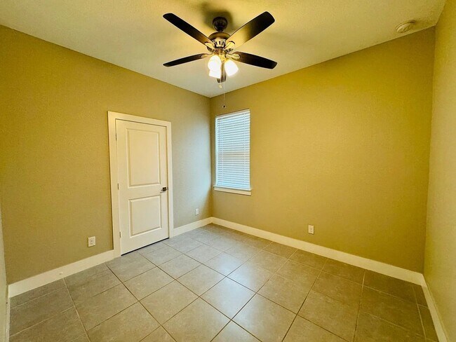 Building Photo - Beautiful New 3-Bedroom Home with Spacious Layout & 2-Car Garage in Poinciana Villages