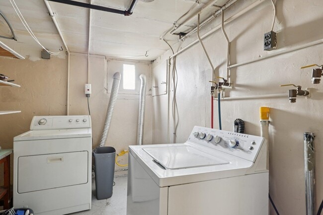 Building Photo - 153 Banta Ave