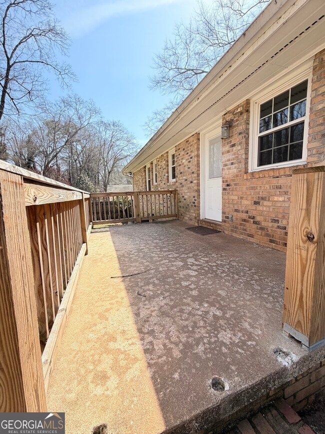 Building Photo - 560 Greencrest Dr