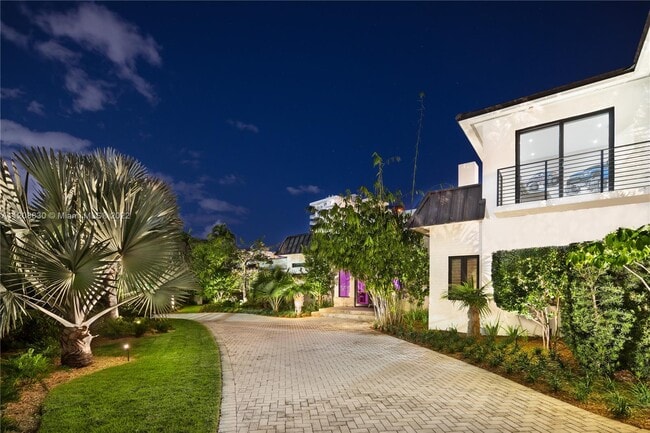 Building Photo - 2801 Flamingo Dr
