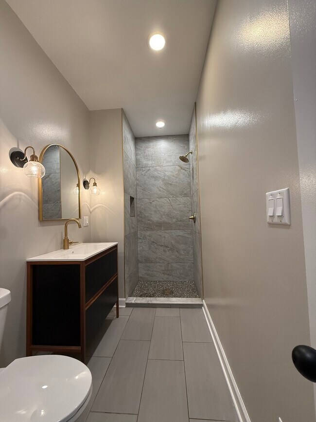 Building Photo - 912 N Ashland Ave