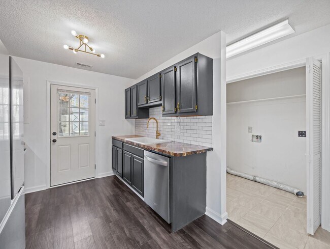 Building Photo - Welcome to New River Homes!