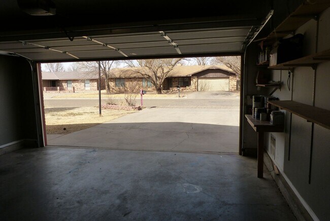 Building Photo - Spacious 3 bedroom 2 bathroom home