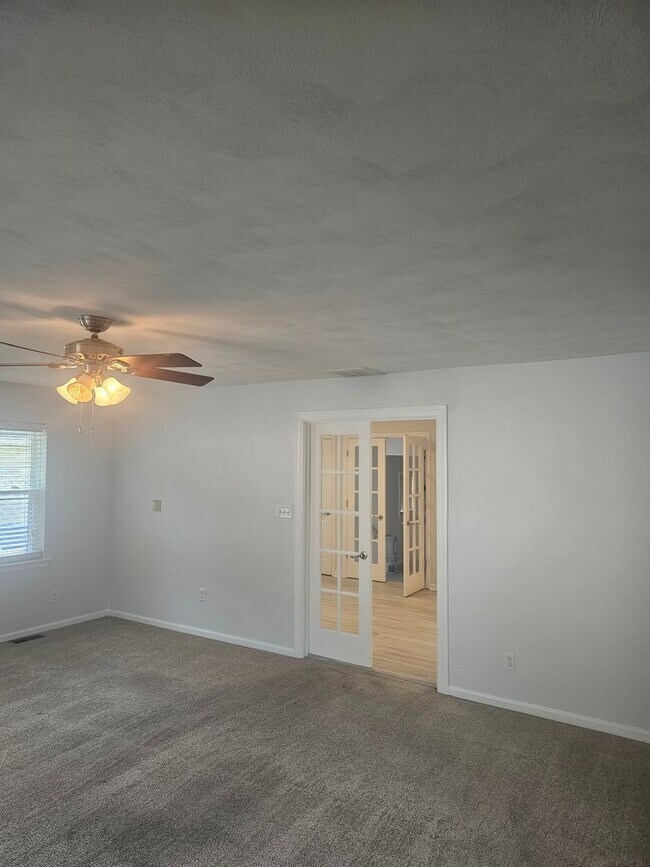 Building Photo - 1068 Sharon Dr