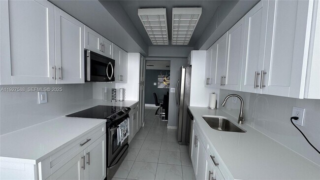 Building Photo - 18071 Biscayne Blvd