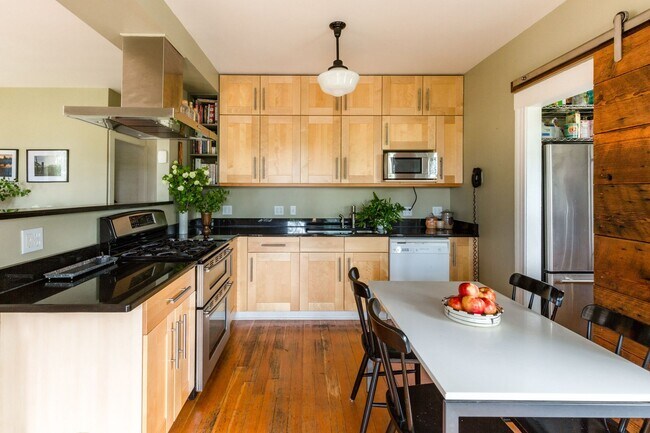 Building Photo - Madrona Home