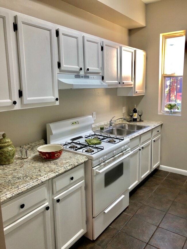 Building Photo - Gorgeous 3 Bedroom , 2 Level Townhome- Hardwood floors, Newly Renovated