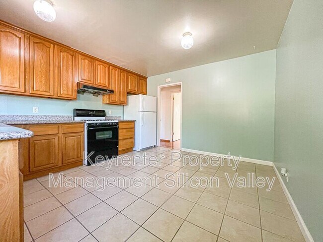 Building Photo - 2182 East Ave