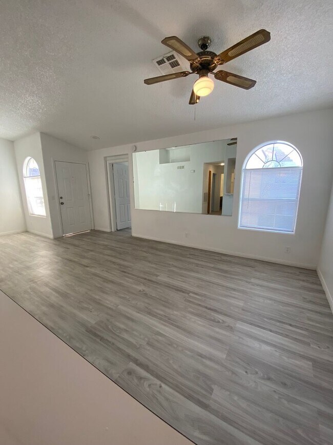 Building Photo - Americana Property Mgmt - Condo 2b - 2b in...