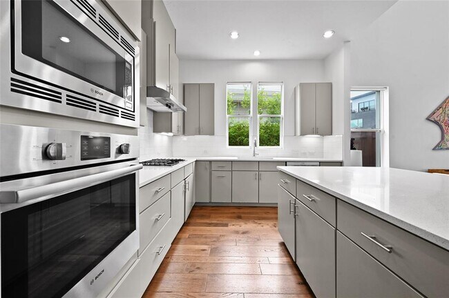 Building Photo - 5904 Florencia Ln