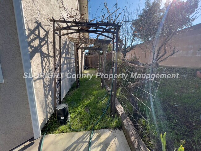 Building Photo - AVAILABLE MAY - 3 Bedroom / 2 Bathroom Paso Robles Home