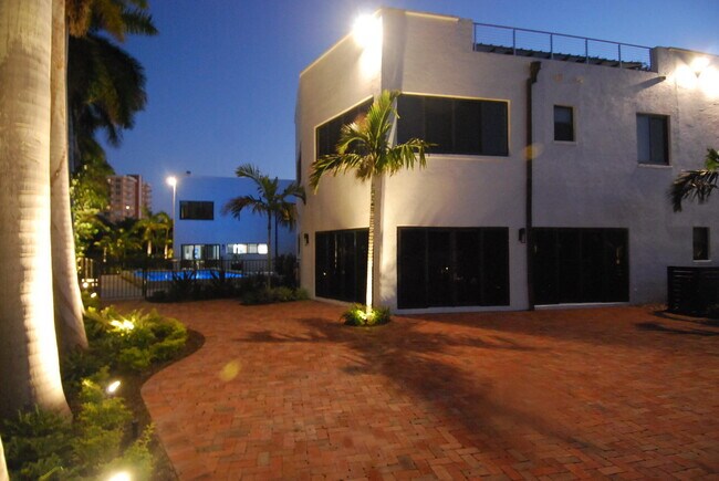 Building Photo - 1121 Bel Air Dr