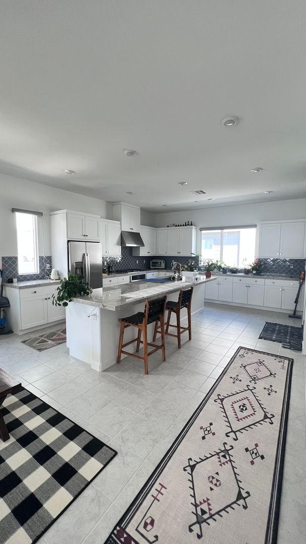 Building Photo - Beautiful furnished 4 bedroom Townhouse!