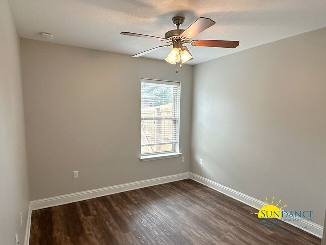 Building Photo - Beautiful 4-Bedroom Brick Home in Misty Meadows, Navarre!