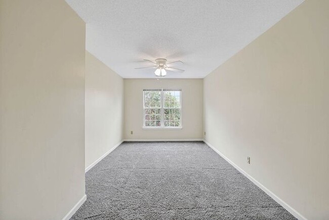 Building Photo - 3 BR/ End UNIT/ FIRE PLACE! Cozy townhouse...