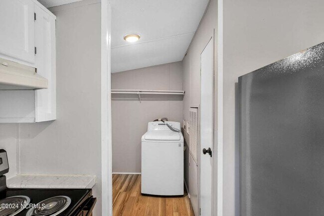 Building Photo - 185 Paradise Ln