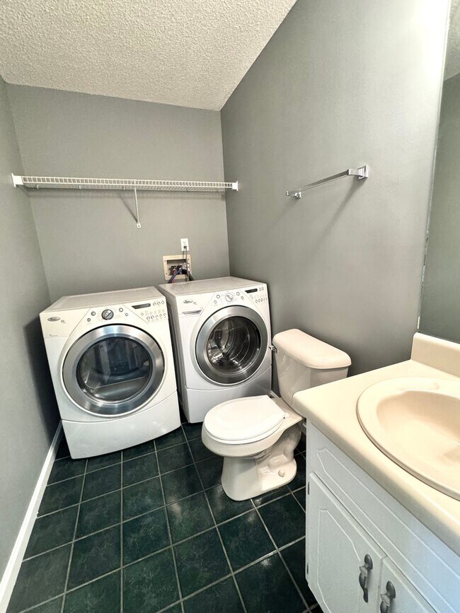 Building Photo - Available NOW -104 PIneridge