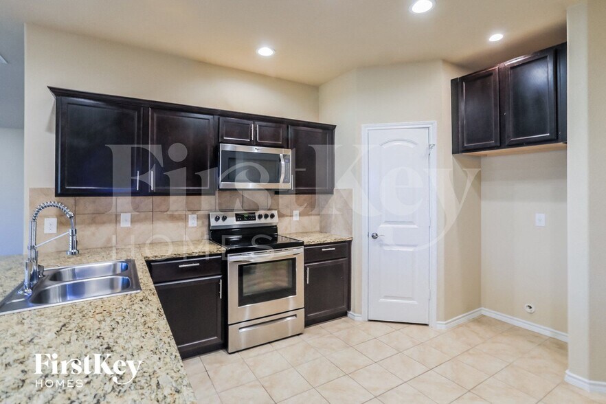 Building Photo - 522 Cantebury Park Ln