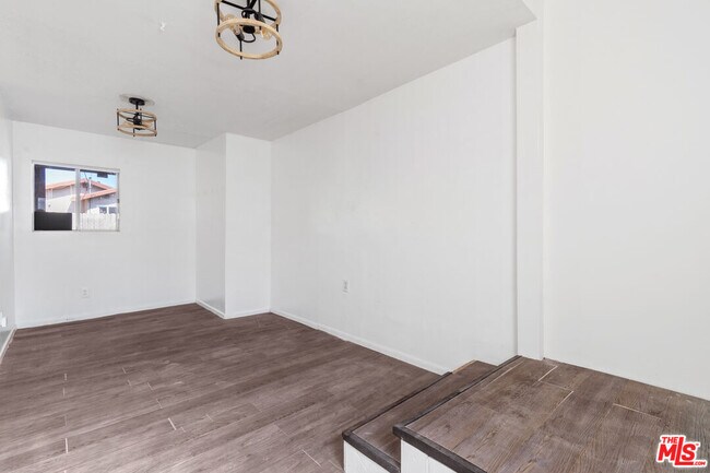 Building Photo - 932 1/2 California Ave