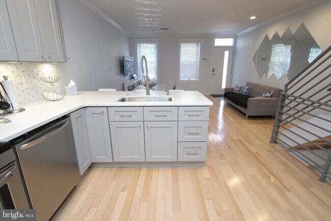 Building Photo - 703 S 17th St