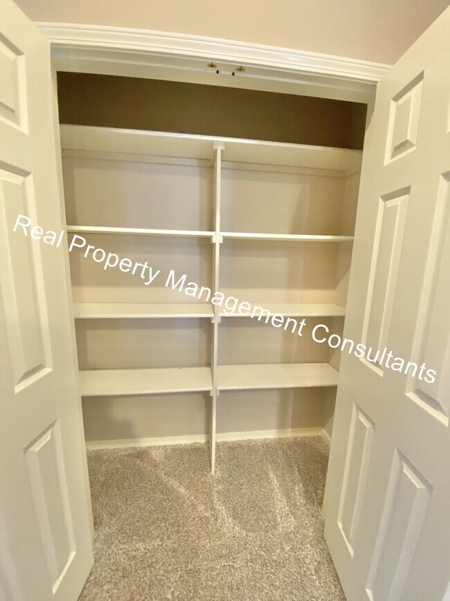 Building Photo - $1000 Move In Incentive on Lake Winnebago 3 Bedroom Home