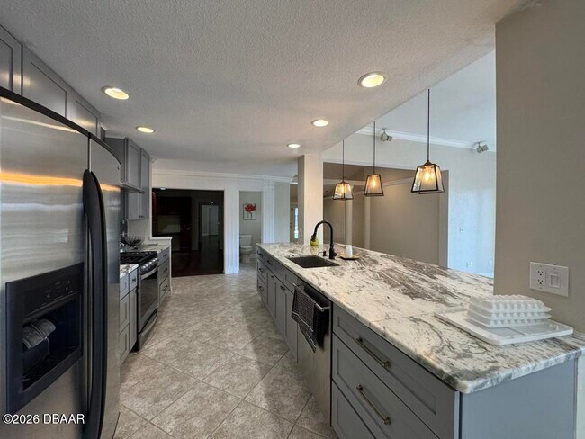 Building Photo - 190 Hidden Hills Dr