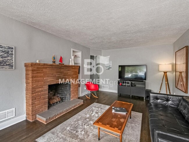 Building Photo - Light & Bright Modern Daylight Ranch Loaded with Updates! Walking Distance to Kennedy School!!!!