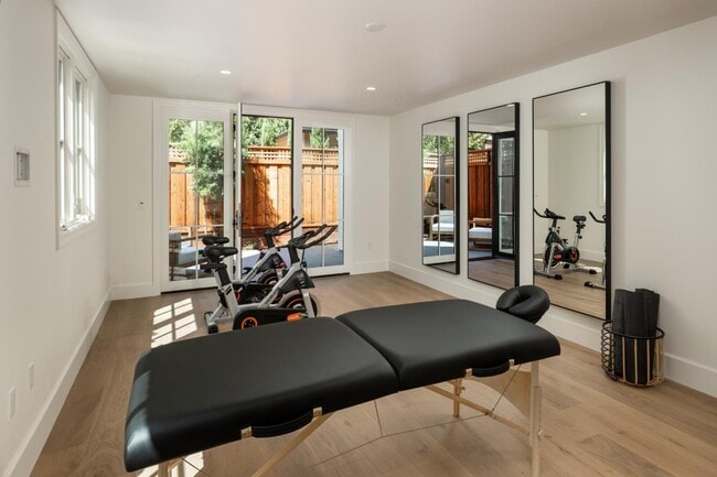 Building Photo - 160 Waverley St