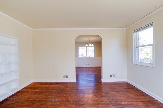 Building Photo - Charming End-Unit Townhome